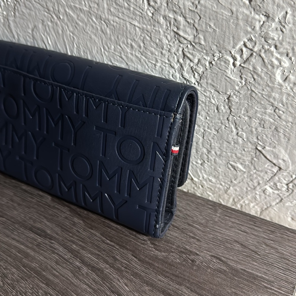 Tommy Hilfiger Monogram Wallet Women’s - Picture 4 of 5